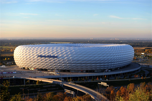 歐洲杯八強(qiáng)全部產(chǎn)生，1/4決賽對(duì)陣出爐，一起來(lái)看慕尼黑安聯(lián)球場(chǎng)